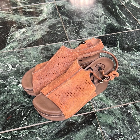 Off the beaten path 2 pairs bundle sandals bundle - Picture 6 of 9